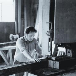 Philippe Auguste fabricant un meuble - 1983 1957